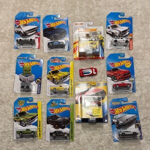 Lot of 12 Hot Wheels (as shown)